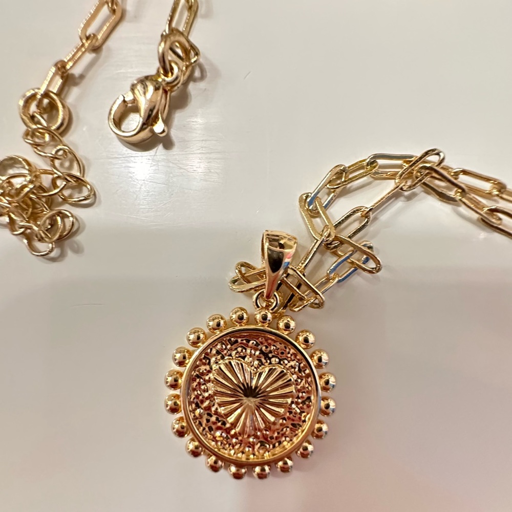 beautiful gold heart pendant necklace brand new never worn